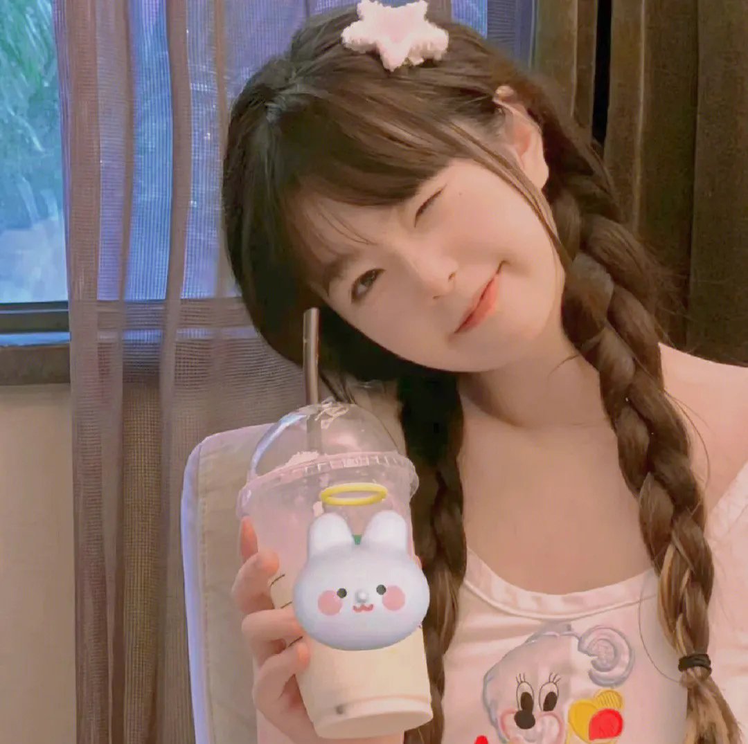 圆肚子女孩
